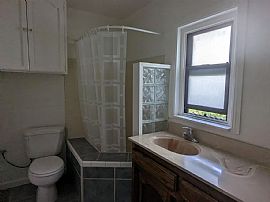 Cozy 2 Bedroom Home For You! in Sacramento, CA (Photo 5 of 10)