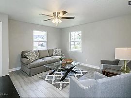 Move-In Ready with Lots of Updates in One of The Most Popular N in Jacksonville, FL (Photo 2 of 9)