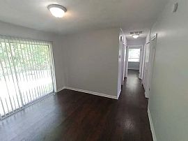Single Story House with 3 Bedrooms, and 1.5 Bath in Jacksonville, FL (Photo 2 of 8)