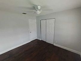Single Story House with 3 Bedrooms, and 1.5 Bath in Jacksonville, FL (Photo 3 of 8)