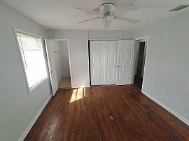 Single Story House with 3 Bedrooms, and 1.5 Bath in Jacksonville, FL (Photo 4 of 8)