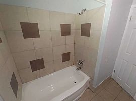 Single Story House with 3 Bedrooms, and 1.5 Bath in Jacksonville, FL (Photo 5 of 8)