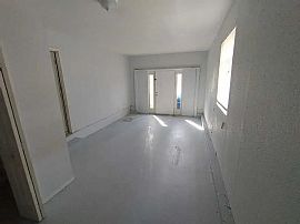 Single Story House with 3 Bedrooms, and 1.5 Bath in Jacksonville, FL (Photo 6 of 8)