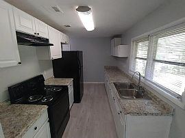 Single Story House with 3 Bedrooms, and 1.5 Bath in Jacksonville, FL (Photo 7 of 8)