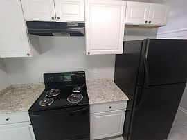 Single Story House with 3 Bedrooms, and 1.5 Bath in Jacksonville, FL (Photo 8 of 8)