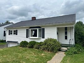 3 Beds 2 Baths  in Maysville, KY (Photo 3 of 10)