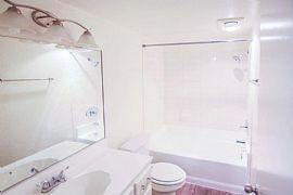 Lovely Single Bedroom in Los Angeles, CA (Photo 6 of 12)