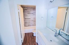 Lovely Single Bedroom in Los Angeles, CA (Photo 9 of 12)