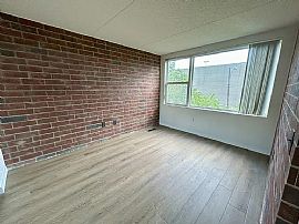 3 Story Brick Townhouse 2 Large Bedroom + 1den/ Office and 2.5  in Chicago, IL (Photo 3 of 12)