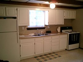 Beautiful 3-level Townhouse, Garage, A/C in Crafton, PA (Photo 2 of 6)