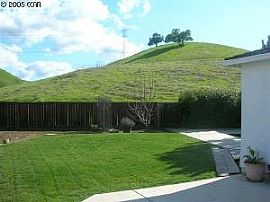 Beautiful 4bed/2bath, on hills & private in Pittsburg, CA (Photo 2 of 6)