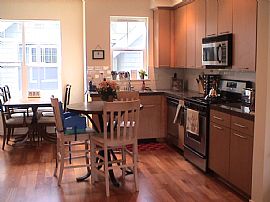 Beautiful townhouse  in Issaquah, WA (Photo 2 of 3)