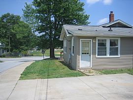Very nice house in town in Landrum, SC (Photo 3 of 3)