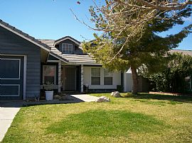 Luxurious Three Bedroom Home in Palmdale, CA