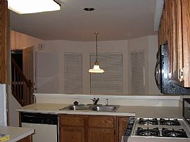 Immaculate Townhome in Chicago Suburbs in Elgin, IL (Photo 3 of 6)