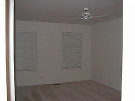 Immaculate Townhome in Chicago Suburbs in Elgin, IL (Photo 5 of 6)