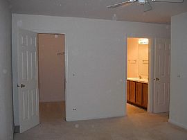 Immaculate Townhome in Chicago Suburbs in Elgin, IL (Photo 6 of 6)