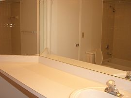 X-tra clean 1 br apt w/garage Ft Laud. in Fort Lauderdale, FL (Photo 6 of 6)