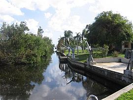 Gulf access home in Fort Myers, FL (Photo 2 of 4)