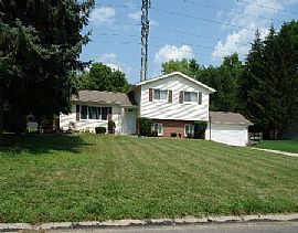 Spacious Tri-level home in quiet area in Toledo, OH