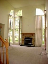 3 Br 2.5 Bath Townhome in Schaumburg, IL (Photo 2 of 6)