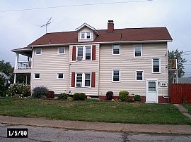 Spacious Duplex near Lake in Lorain, OH