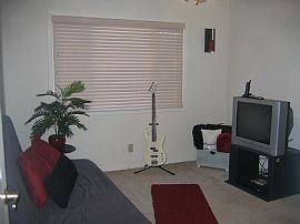 well maintained home in Pittsburg, CA (Photo 5 of 6)