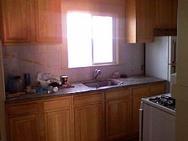 Beautiful remodeled 3 bed 2 bath home in Oakland, CA (Photo 5 of 6)