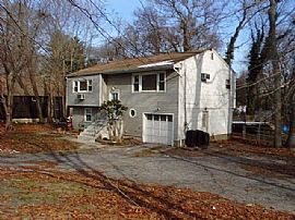 Home and private entrance apartment in South Huntington, NY (Photo 2 of 5)