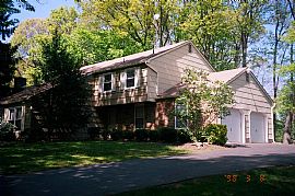 Location  Spacious  in Manalapan, NJ (Photo 4 of 6)