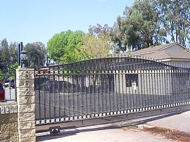 Spacious Townhouse in Gated Community in North Hills, CA