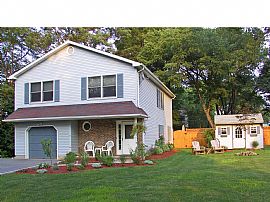 Somerset-3br 2.5 Bath 2200sf Home W/ Large Fenced Private Yard! in Somerset, NJ