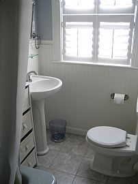 Bright & Charming 2 BR Condo in Swampscott, MA (Photo 3 of 5)