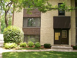 2 BDRM CONDO, WALK TO METRA in Wood Dale, IL