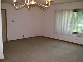 2 BDRM CONDO, WALK TO METRA in Wood Dale, IL (Photo 2 of 6)