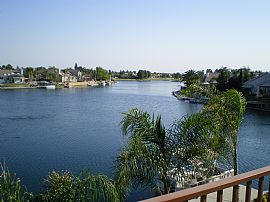 Beautiful lakefront home in Bakersfield, CA (Photo 4 of 6)