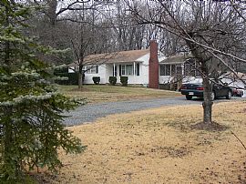 centrally located country-like setting in Herndon, VA