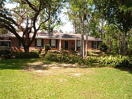 Waterfont Location with Lots of Extra's in Fairhope, AL (Photo 4 of 4)