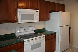 Beautiful, Privately Owned 3 bed, 2 bath Condo in Aurora, CO (Photo 4 of 6)