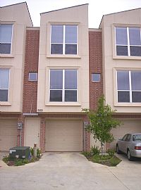 BEAUTIFUL TOWNHOME CLOSE TO UTA in Arlington, TX