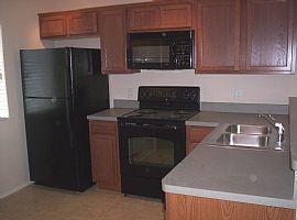 BEAUTIFUL TOWNHOME CLOSE TO UTA in Arlington, TX (Photo 3 of 4)