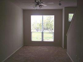 BEAUTIFUL TOWNHOME CLOSE TO UTA in Arlington, TX (Photo 4 of 4)