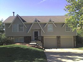 Great 3 Bed/2.5 Bath W/fin Basement in Olathe, KS