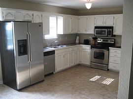 Great 3 Bed/2.5 Bath W/fin Basement in Olathe, KS (Photo 4 of 6)