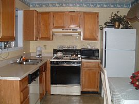 GARDEN TUB, VAULTED CEILING, FIREPLACE!! in College Park, GA (Photo 3 of 4)