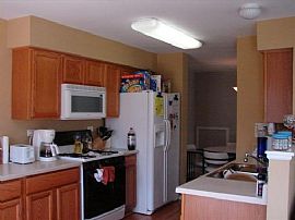 Spacious Duplex Townhome in Lake in the Hills, IL (Photo 3 of 6)