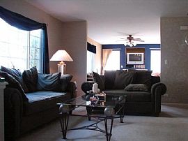 Spacious Duplex Townhome in Lake in the Hills, IL (Photo 5 of 6)