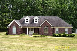 Quiet Neighborhood Outside of Shelby Cou in Drummonds, TN