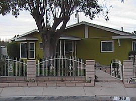 Custom Home on cul-de-sac w/Pool in Riverside, CA