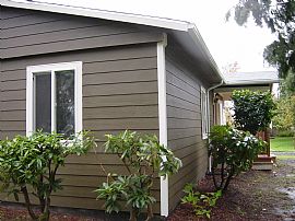 Cozy Little Home - large Corner Lot! in Hubbard, OR (Photo 3 of 6)